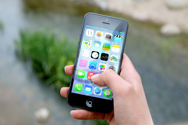 hand-apple-iphone-smartphone