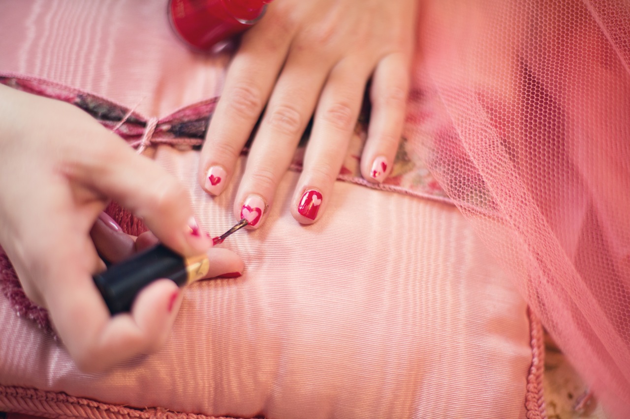 painting-fingernails-nail-polish-hearts-valentine-37553